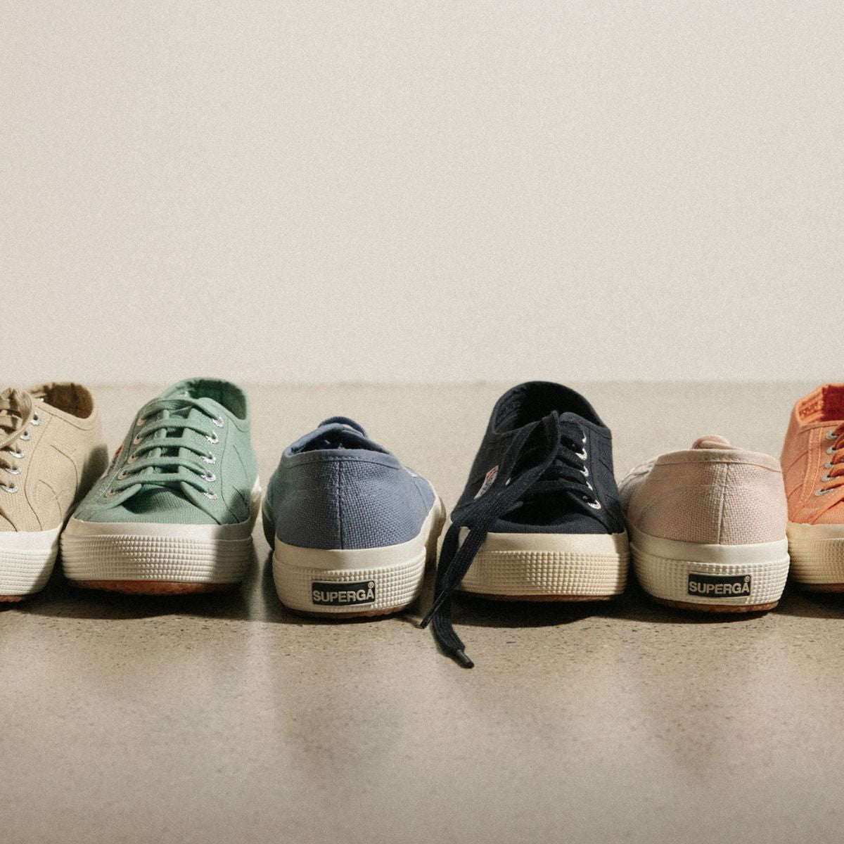 Superga: La Classica 2750 Un’icona di stile e versatilità