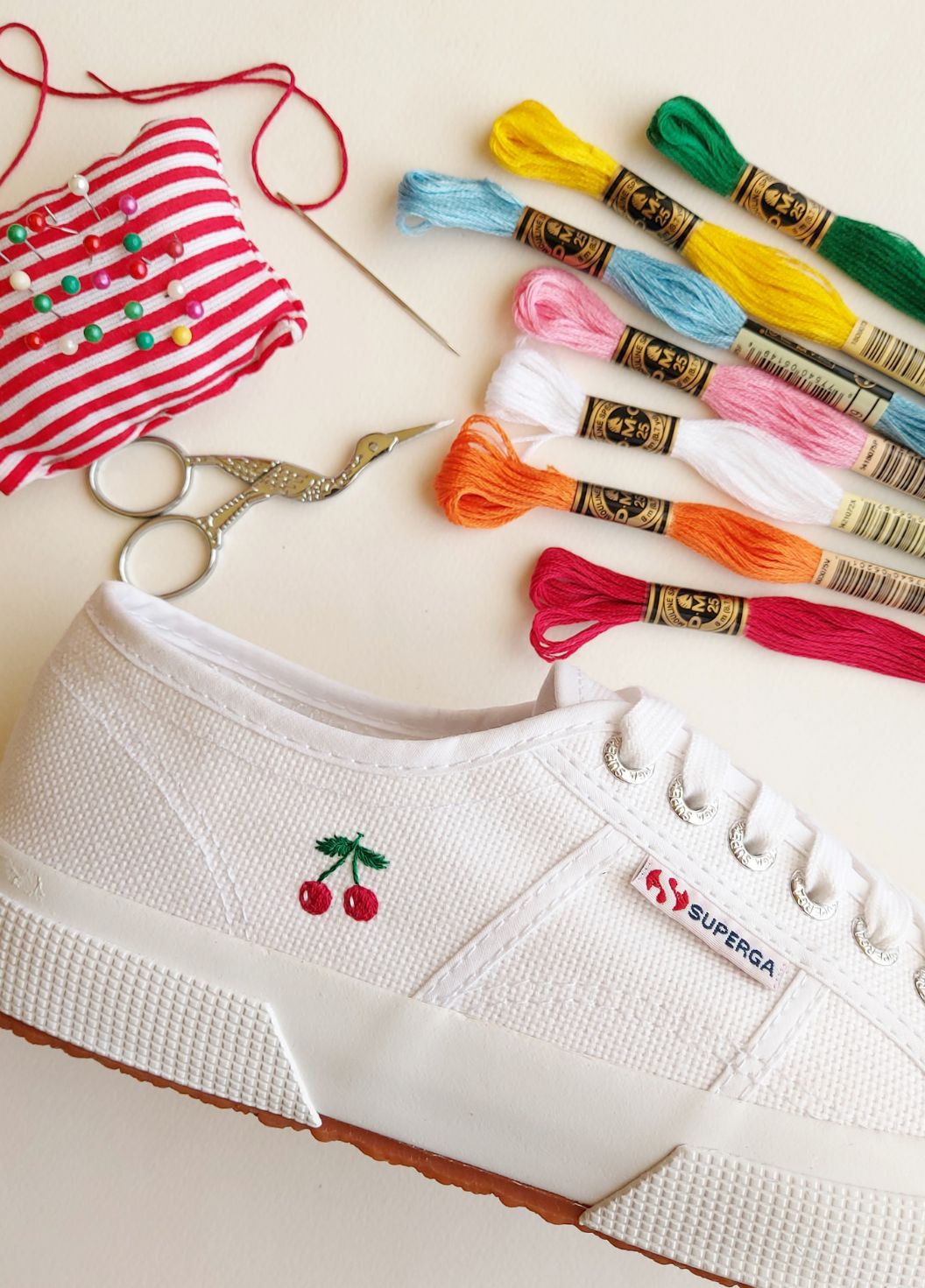 Superga: Your sneakers, embroidered for summer Give your sneakers a summer touch at the Superga Turin...