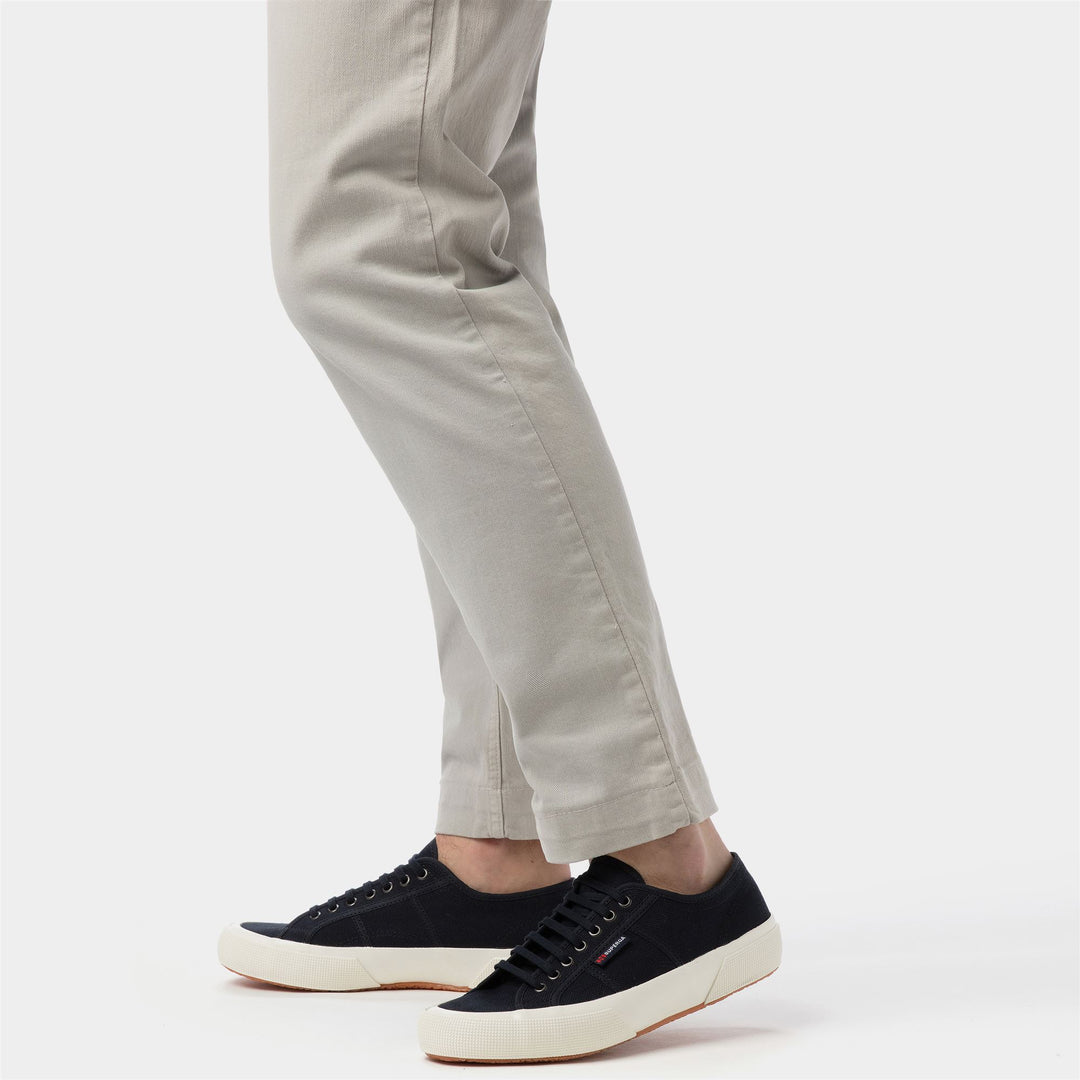 Zapatillas unisex de corte bajo en azul marino con parte superior de algodón main