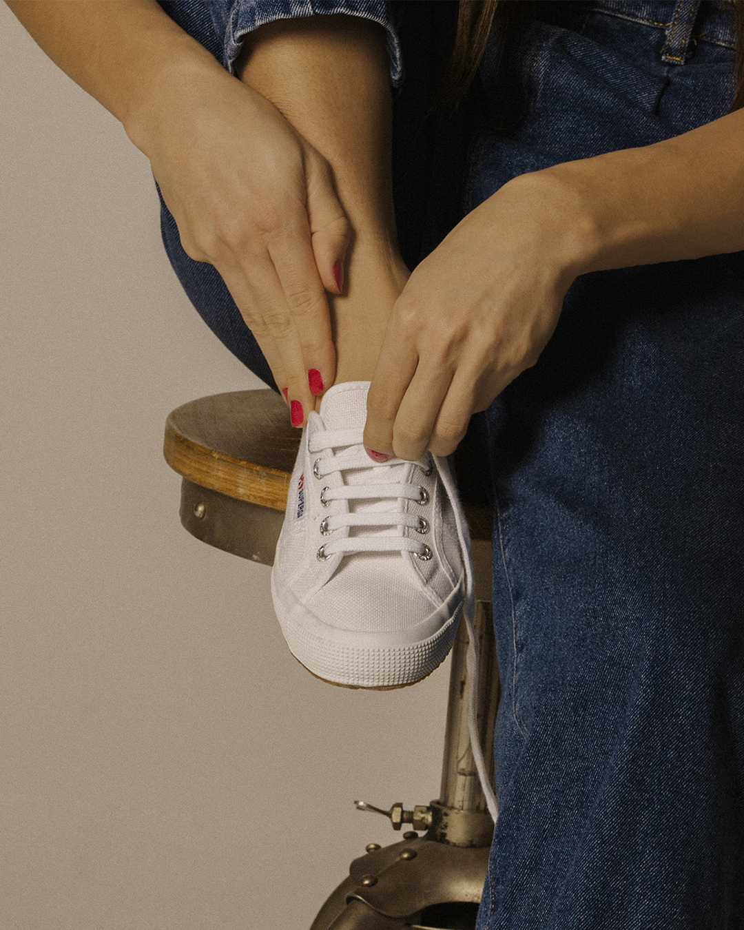 Superga: How to lace up the 2750? To pass down step by step the timeless elegance of...