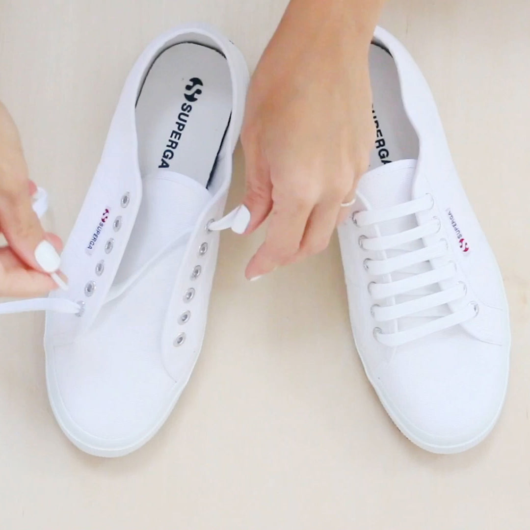 Superga: Schritt 1 Beginnen Sie damit, den Schnürsenkel durch eine obere Öse zu...
