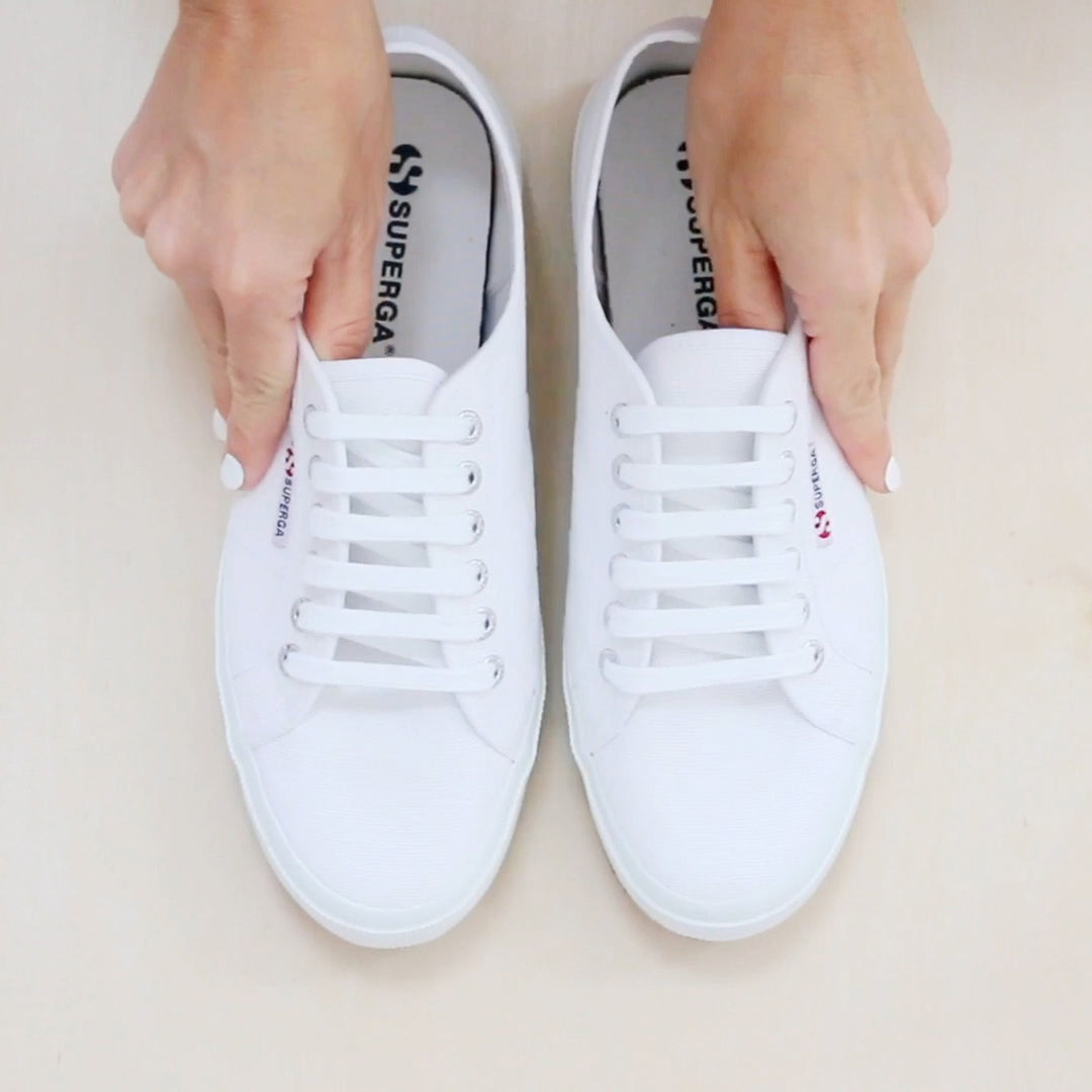 Superga: Schritt 3 Wenn der Schnürsenkel durch alle Ösen gefädelt wurde, stecken Sie...